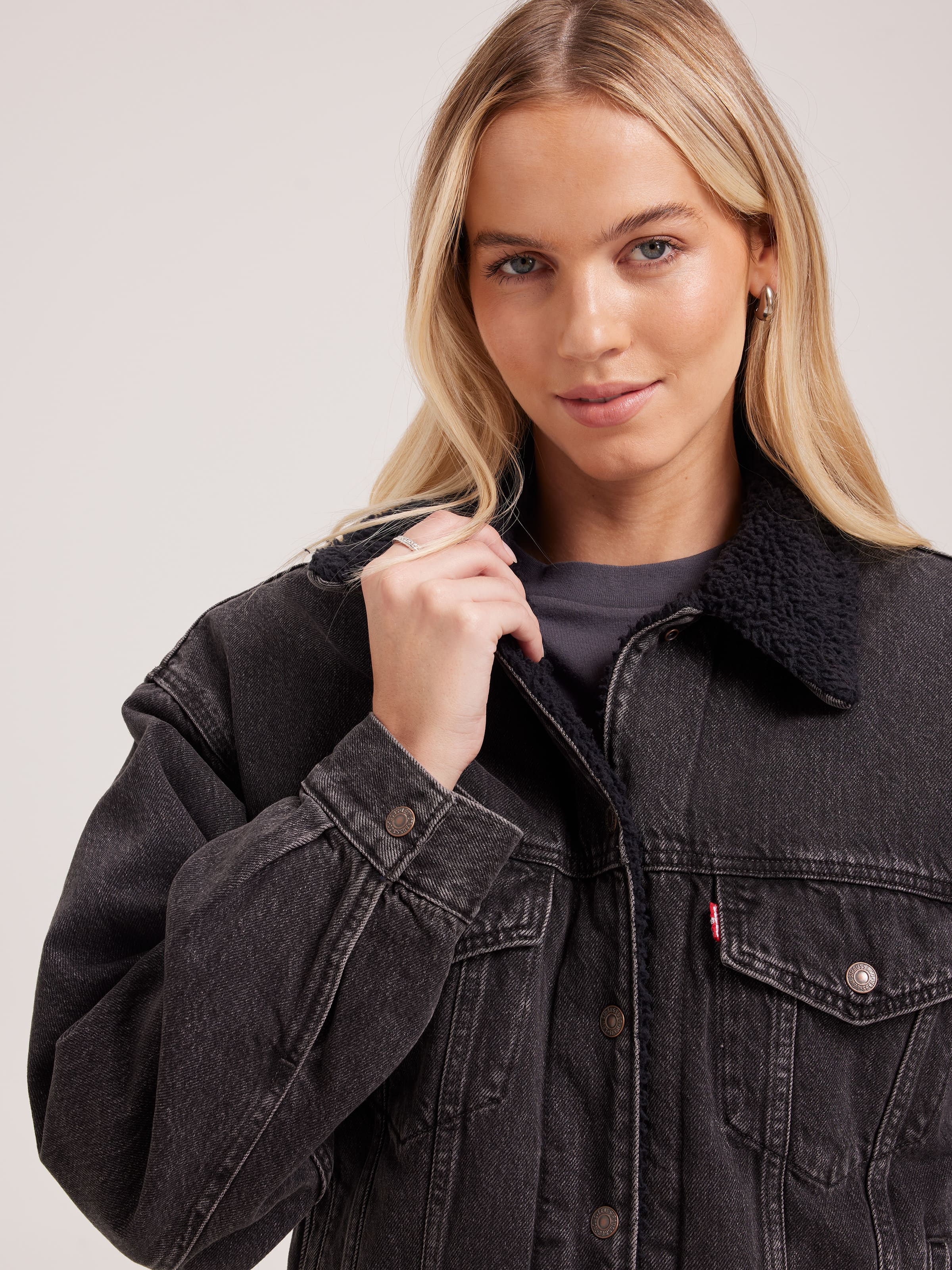 90 S Sherpa Trucker In Black Worn In Just Jeans Online