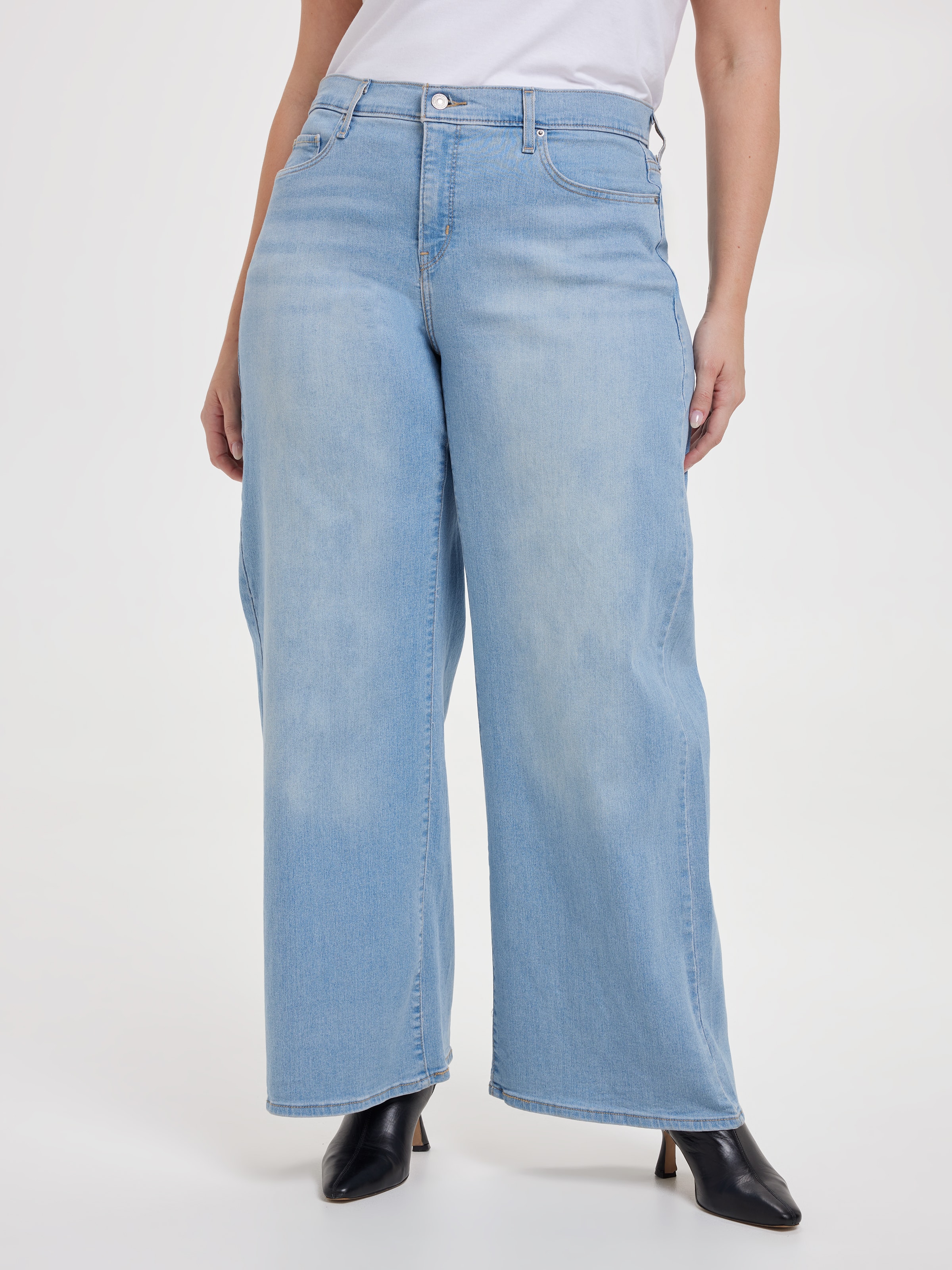 Curve 318 Shaping Wide Jean In Tall Glass Of Water