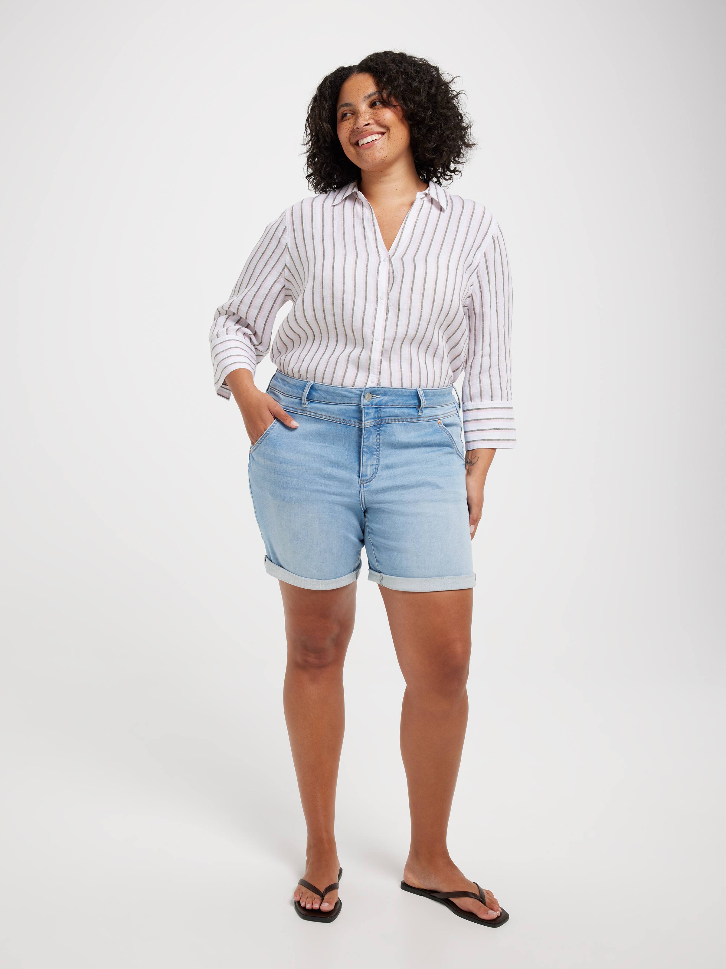 Curve Amaze Mid Rise Girlfriend Short