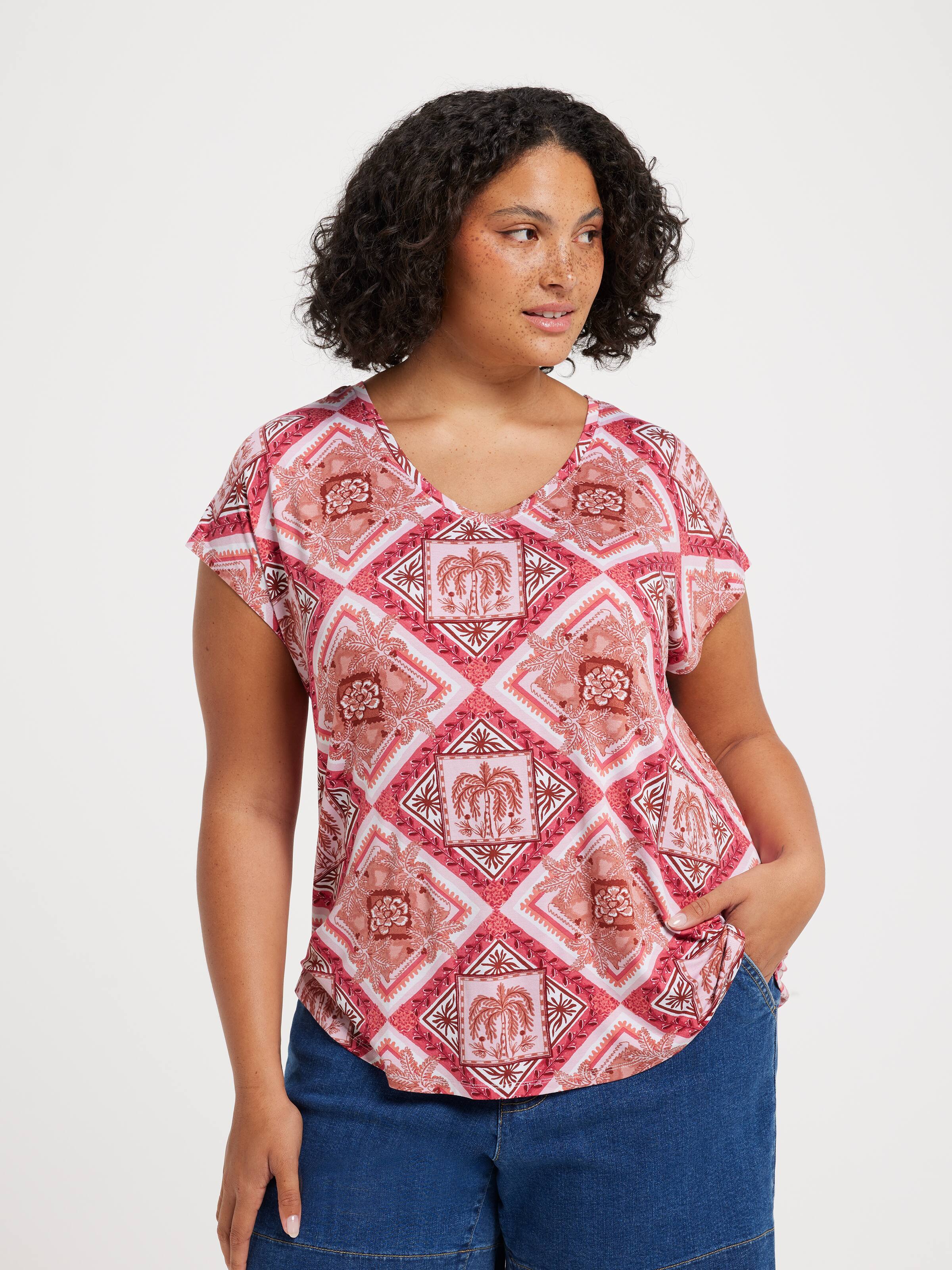 Curve Luxe V Neck Tee