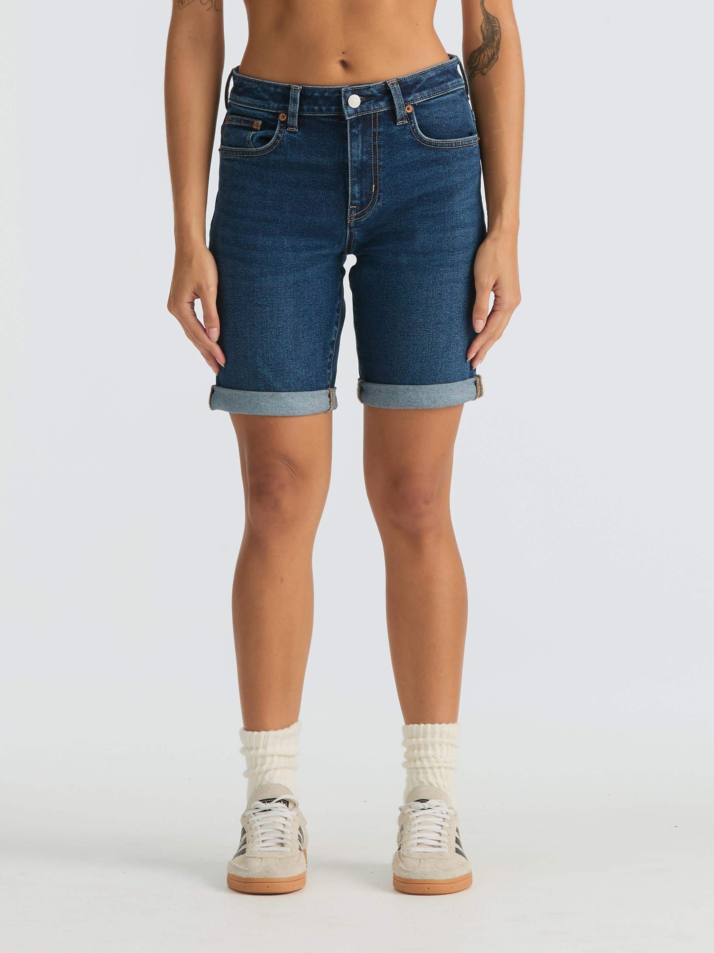 Low Rise Kneelngth Short In Indigo