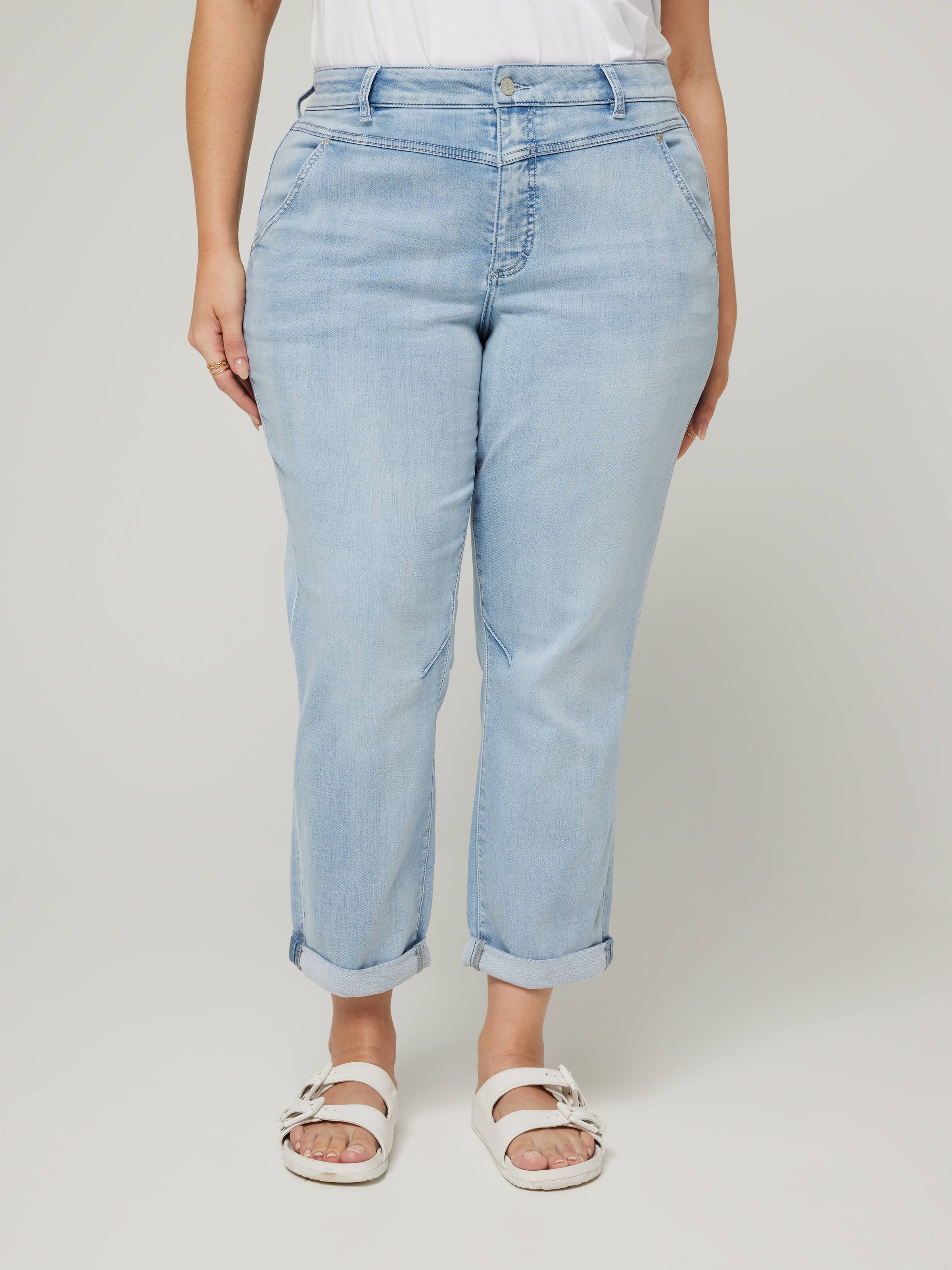 Curve Amaze Mid Rise Yoke Front Boyfriend Jean