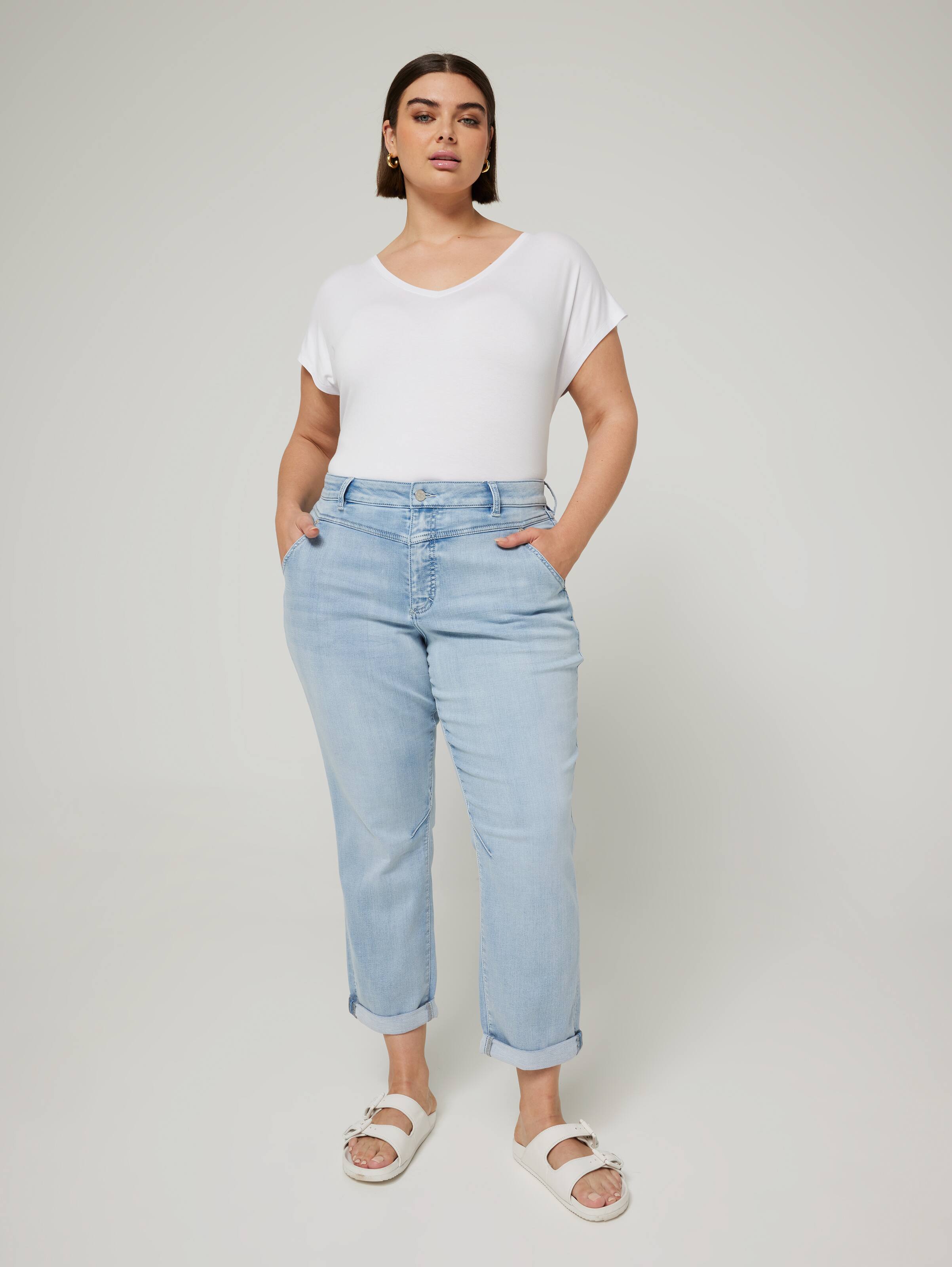 Curve Amaze Mid Rise Yoke Front Boyfriend Jean