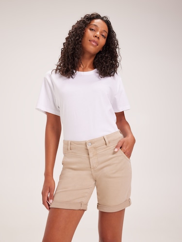 Amaze Mid Rise Girlfriend Short                                                                                                 